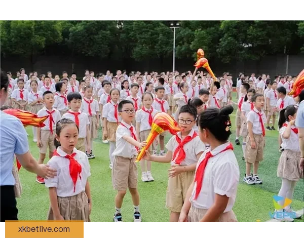 小宝生日快乐 李月汝分享庆祝照 自信微笑为自己干杯被爱环绕